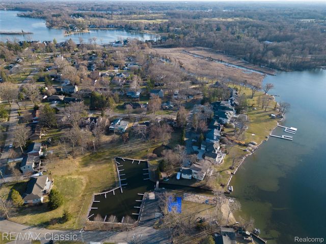 5155 Daron Lane, West Bloomfield Charter Township, MI 48324