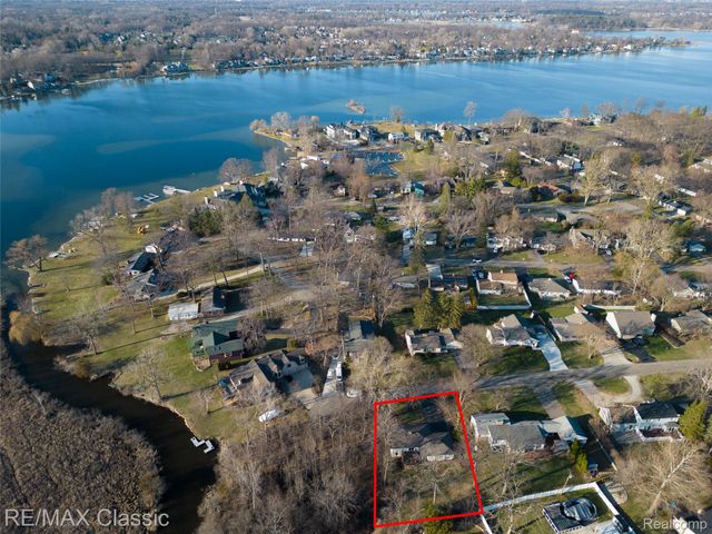 5155 Daron Lane, West Bloomfield Charter Township, MI 48324