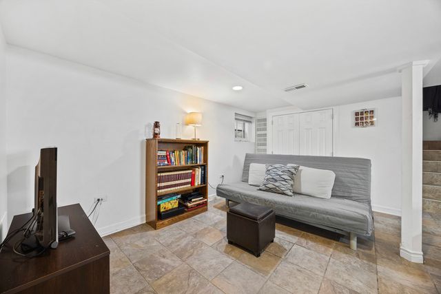 4906 W Argyle Street, Chicago, IL 60630
