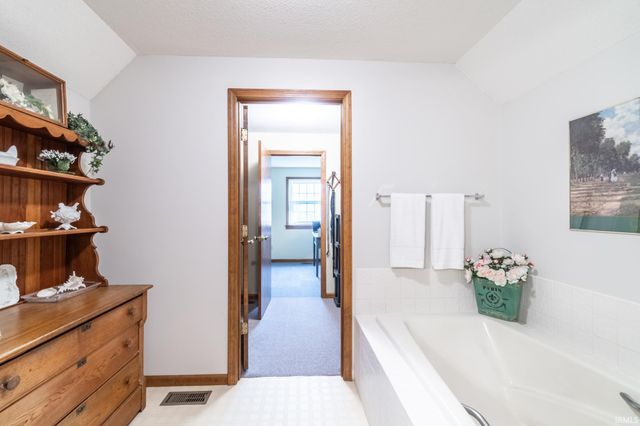 2819 Golden Fields Court, Fort Wayne, IN 46818