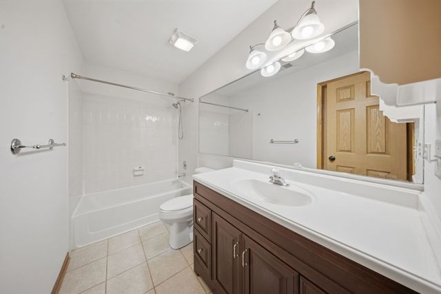 225 Columbia Court 5, Schaumburg, IL 60193