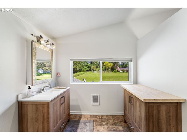 112 CHAPMAN Rd, Castle Rock, WA 98611