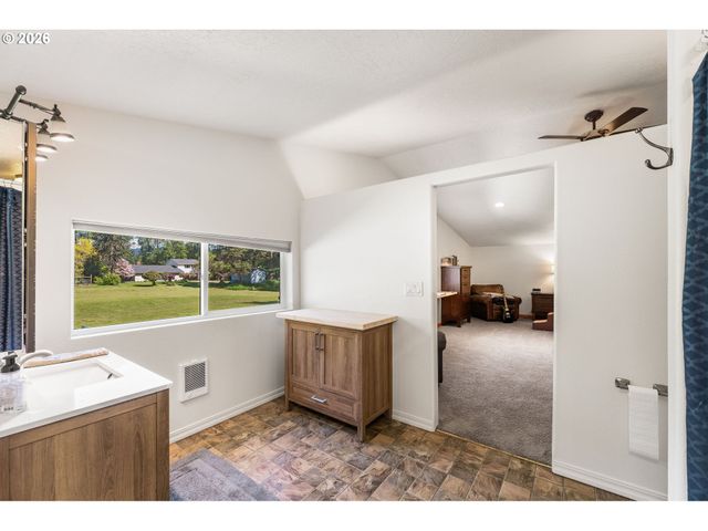 112 CHAPMAN Rd, Castle Rock, WA 98611