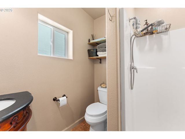 112 CHAPMAN Rd, Castle Rock, WA 98611