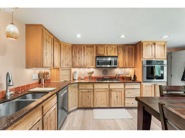 112 CHAPMAN Rd, Castle Rock, WA 98611