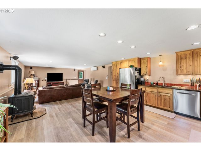 112 CHAPMAN Rd, Castle Rock, WA 98611