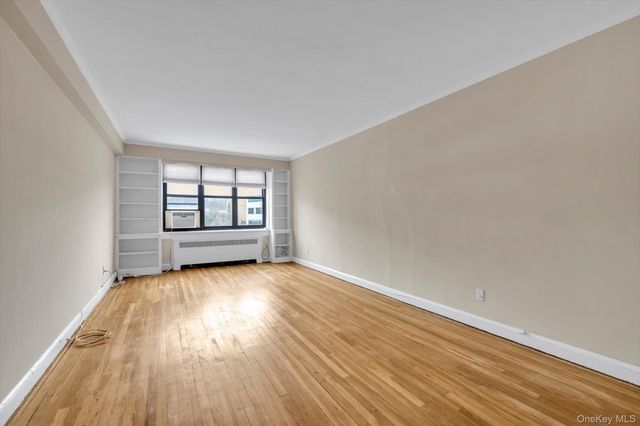 2 Townhouse Place 3N, Great Neck, NY 11021