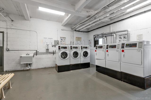 2 Townhouse Place 3N, Great Neck, NY 11021