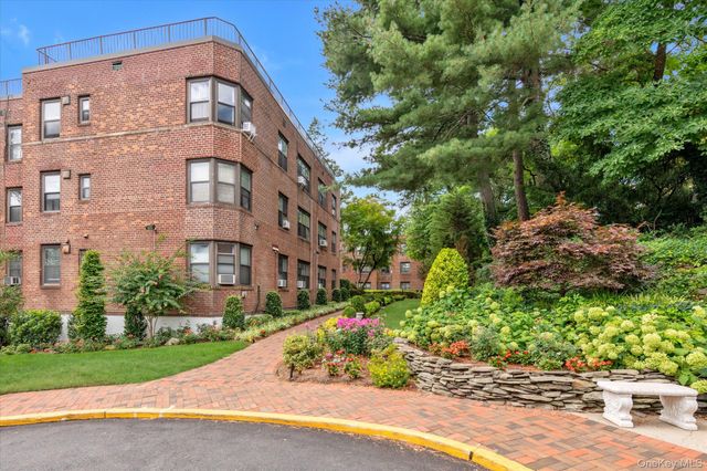 2 Townhouse Place 3N, Great Neck, NY 11021