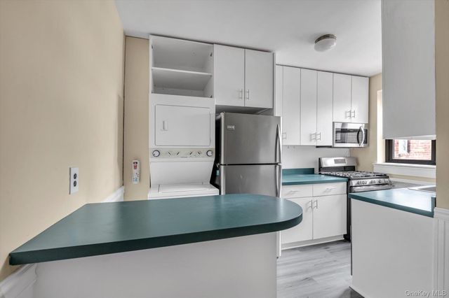 2 Townhouse Place 3N, Great Neck, NY 11021