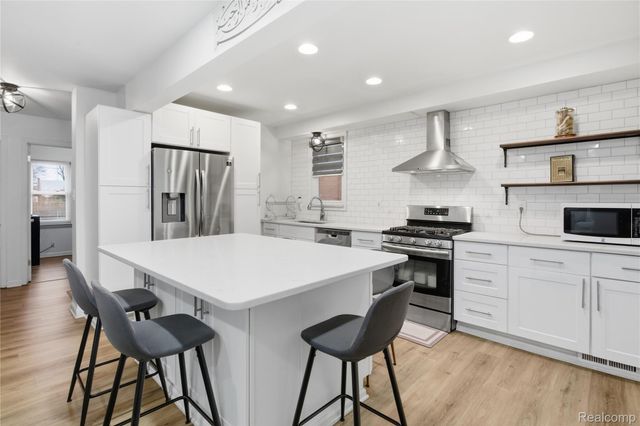 1860 N Denwood Street, Dearborn, MI 48128