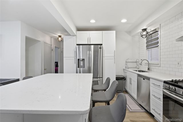 1860 N Denwood Street, Dearborn, MI 48128