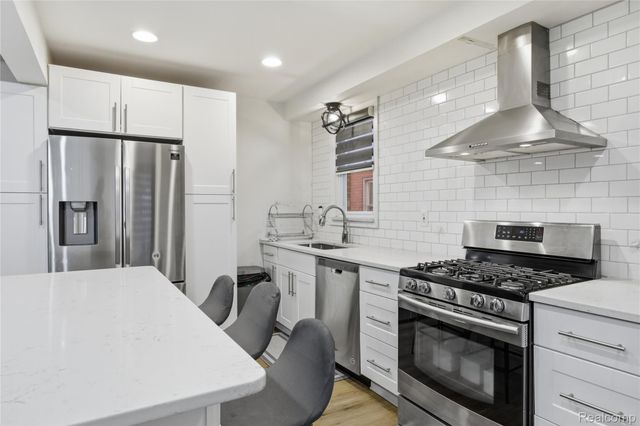 1860 N Denwood Street, Dearborn, MI 48128