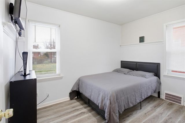 1860 N Denwood Street, Dearborn, MI 48128