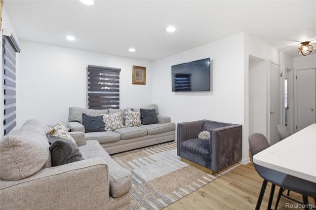 1860 N Denwood Street, Dearborn, MI 48128