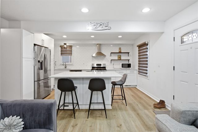 1860 N Denwood Street, Dearborn, MI 48128