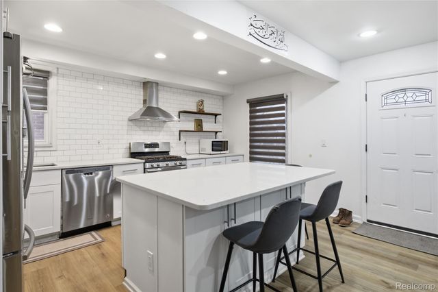 1860 N Denwood Street, Dearborn, MI 48128