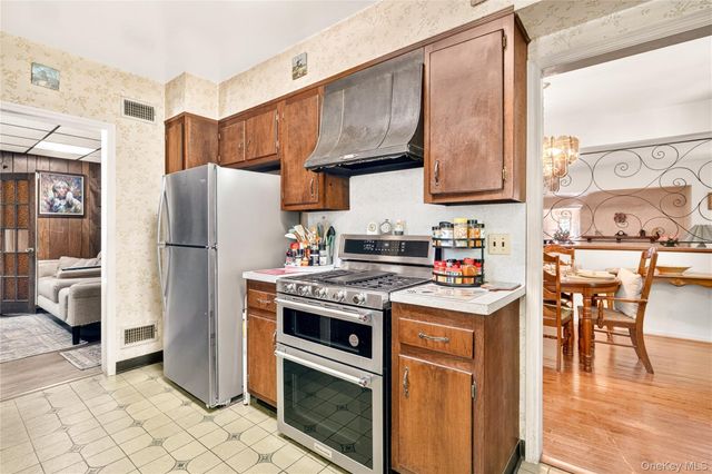 41 Green Place, New Rochelle, NY 10801