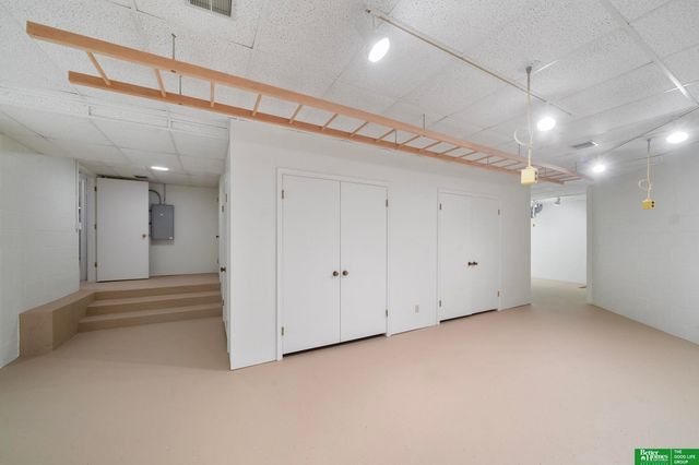 9465 Jackson Circle, Omaha, NE 68114