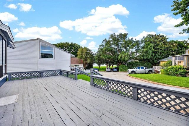 17 April Point Drive N, Conroe, TX 77356