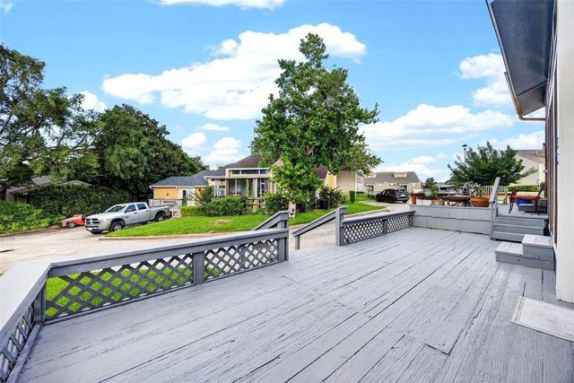 17 April Point Drive N, Conroe, TX 77356