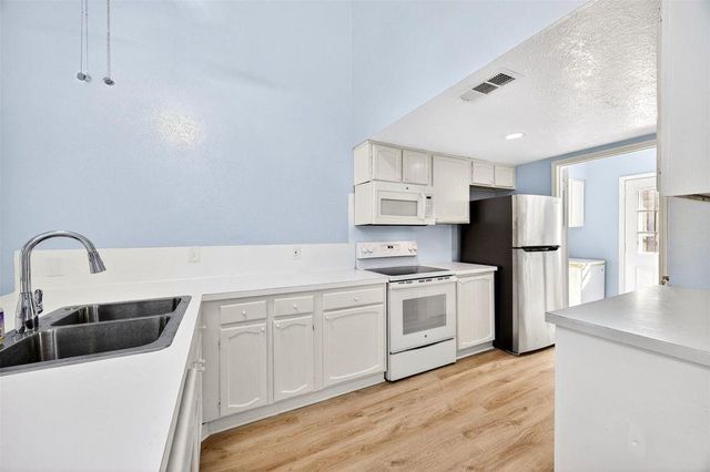 17 April Point Drive N, Conroe, TX 77356