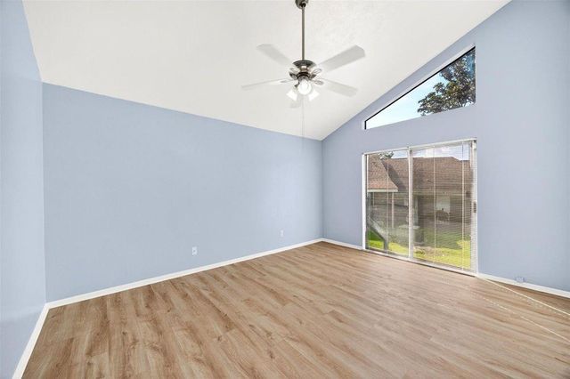 17 April Point Drive N, Conroe, TX 77356