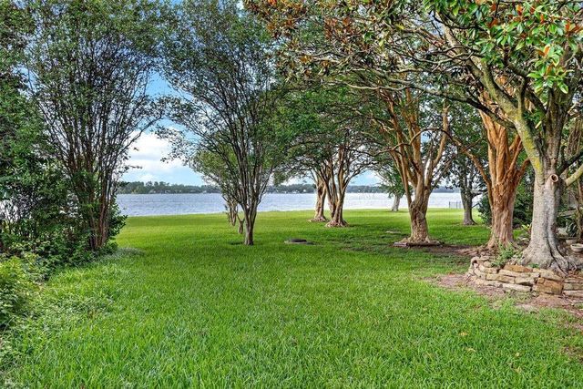 17 April Point Drive N, Conroe, TX 77356