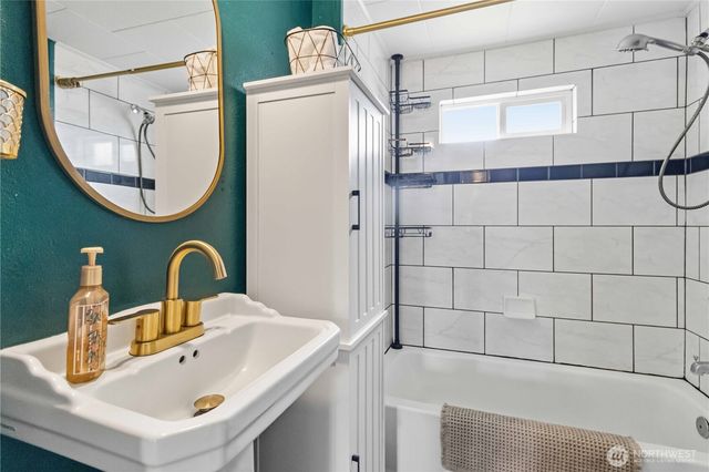 3007 Columbia Heights Road, Longview, WA 98632