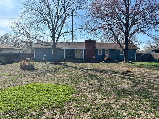 1962 N Country Club Rd, El Dorado, KS 67042