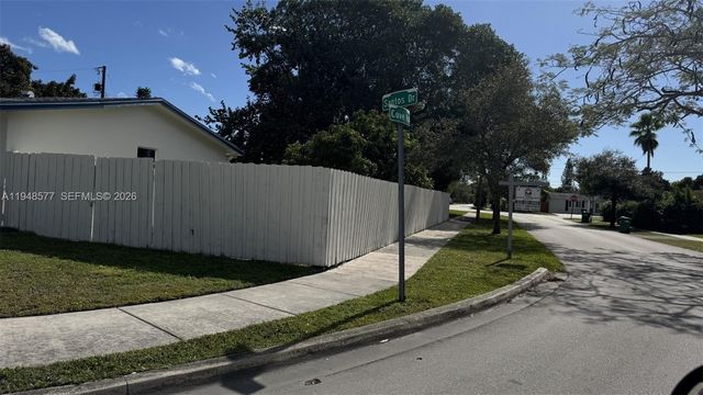 9890 Santos Dr, Cutler Bay, FL 33189