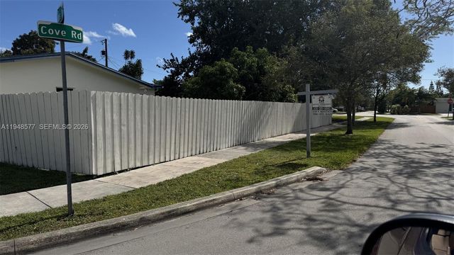 9890 Santos Dr, Cutler Bay, FL 33189