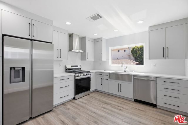11613 Burbank Boulevard, Los Angeles, CA 91601