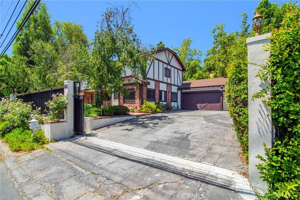 Image 1 of property listing at 5515 Shirley Avenue, Tarzana, CA 91356