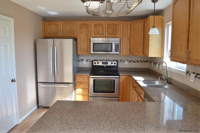1515 SUMMERSET DR, Cheyenne, WY 82001