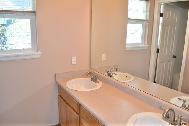 1515 SUMMERSET DR, Cheyenne, WY 82001