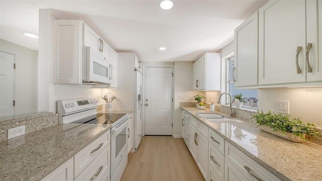 239 HOURGLASS WAY V7, Sarasota, FL 34242