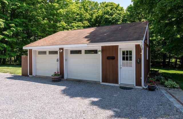 956 Pumpkin Lane, Clinton Corners, NY 12514