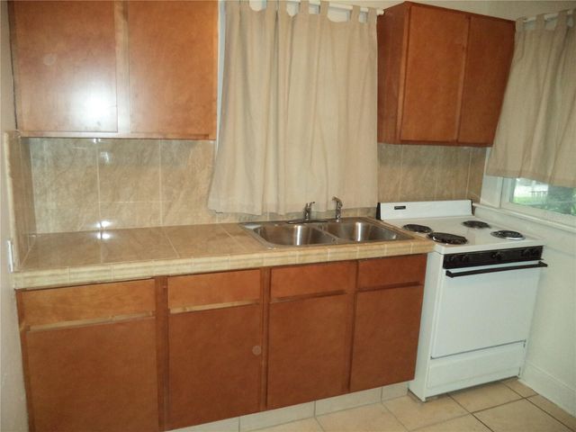 750 7TH AVENUE N, St Petersburg, FL 33701