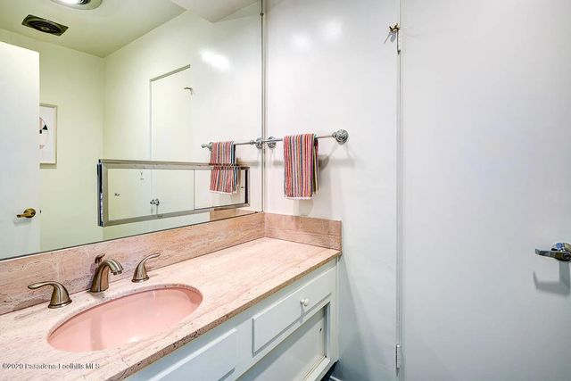 2511 Aberdeen Avenue, Los Angeles, CA 90027