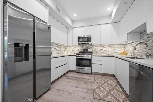 5820 La Mirada Avenue 401, Hollywood, CA 90038
