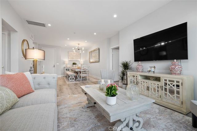 5820 La Mirada Avenue 401, Hollywood, CA 90038