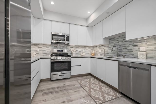 5820 La Mirada Avenue 401, Hollywood, CA 90038