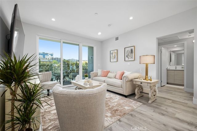 5820 La Mirada Avenue 401, Hollywood, CA 90038