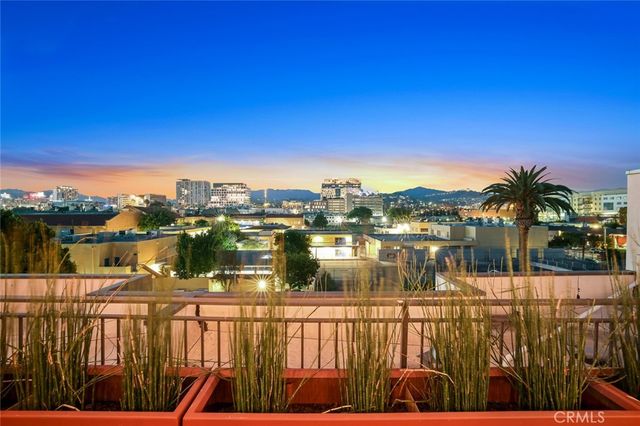 5820 La Mirada Avenue 401, Hollywood, CA 90038