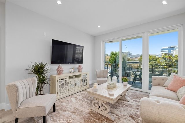 5820 La Mirada Avenue 401, Hollywood, CA 90038