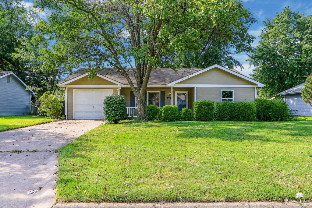 2316 Spain Drive, Manhattan, KS 66502