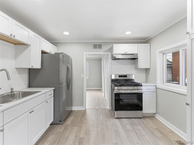 23449 Carlisle Avenue, Hazel Park, MI 48030