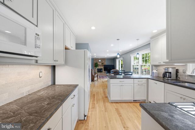 33 COUNTRY HILLS DR, Newark, DE 19711