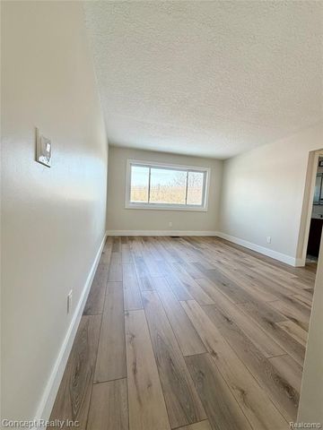 23556 Candace Drive, Rockwood, MI 48173